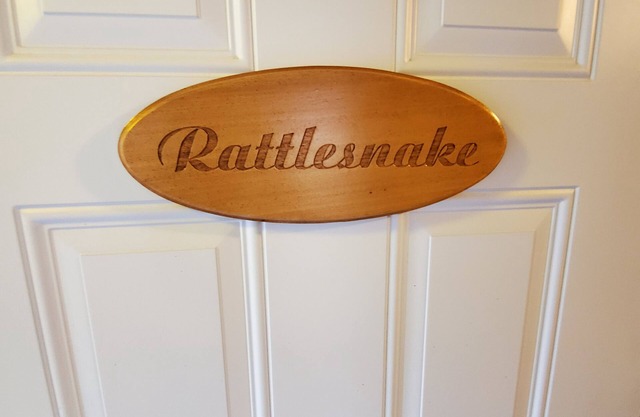 Deschutes Motel - Rattlesnake - King Suite w/1 King Bed