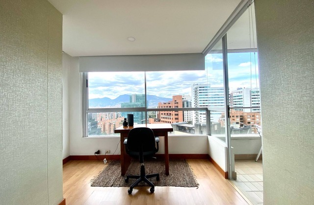 Descubre la Comodidad y Belleza de Medellín Desde Este Hermoso Apartamento!
