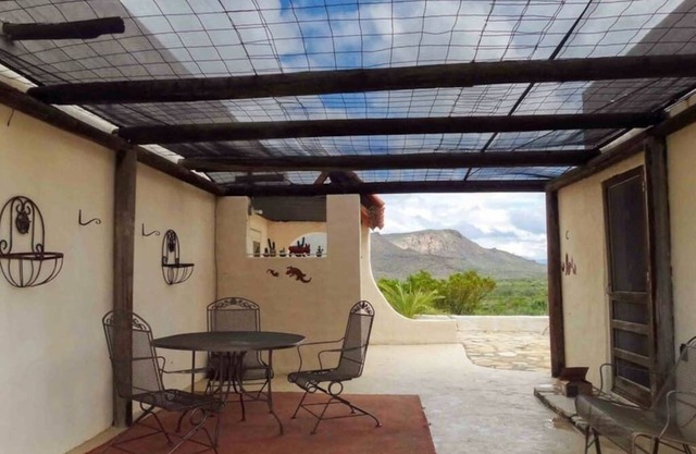 Desert Aura: Southwest Adobe & Detached Guesthouse