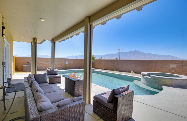 Desert Escape: 360 Mtn Views, Pool, Spa & Fire Pit
