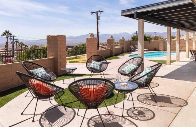 Desert Happy Place…Epic Views, Super Cozy, Pool & Gameroom