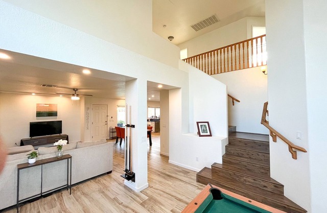Desert Hideaway w/Pool. Sleep 8! - 5 minutes from hiking trails