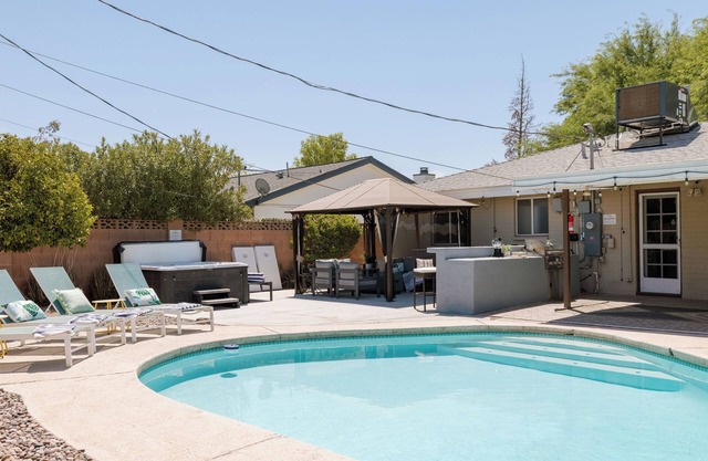 Desert Jewel. Heated Pool + Hot Tub + Game Room. Sleeps 12. Old Town Scottsdale