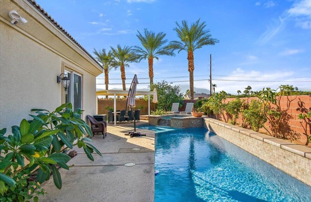 Desert Living 3 Bedroom House with Pool/spa!