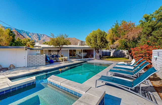 Desert oasis w/gorgeous mtn. views, private pool with spa, & grill -walk to town