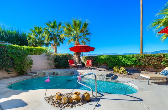 DESERT OASIS WITH POOL, MOUNTAIN VIEWS, GOLF, CLUBHOUSE AMENITIES, WORKSPACE.