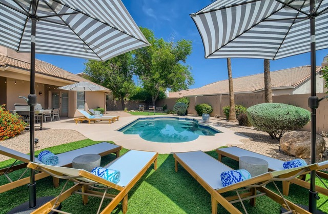 Desert Palm Villa - Heatable Pool, Large 1 Story, 2 Ensuites