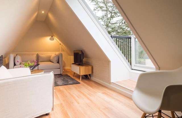 Design studio on 2 levels. Pool, sauna, garden, terrace.