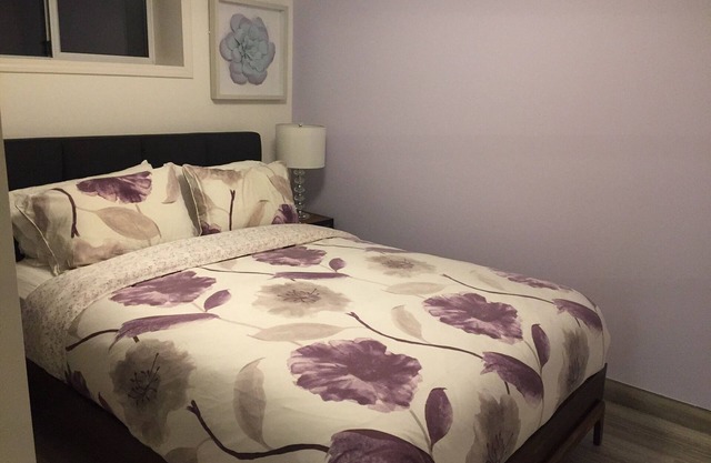 Designer 1-bedroom Suite, Full Kitchen across from University of Victoria