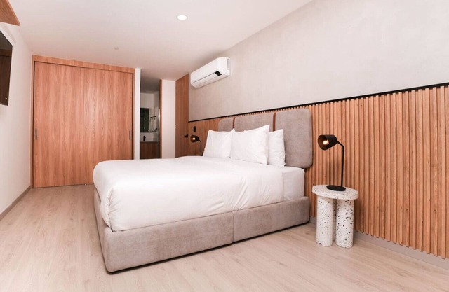 Designer 3BR Apartment–Cowork & Jacuzzi in Poblado