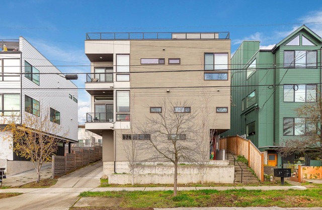 Designer 4B2.5B in Ballard sleeps 10