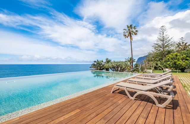 Designer apartment with sea view, infinity pool & direct sea access