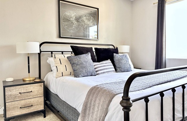 Designer Apt - King Bed - Modern Building CHOC - Hospital Adjacent
