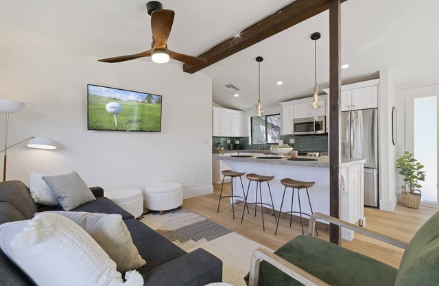 Designer Bungalow in Heart of Sedona, Enclosed Yard/Patio, Luxe Kitchen