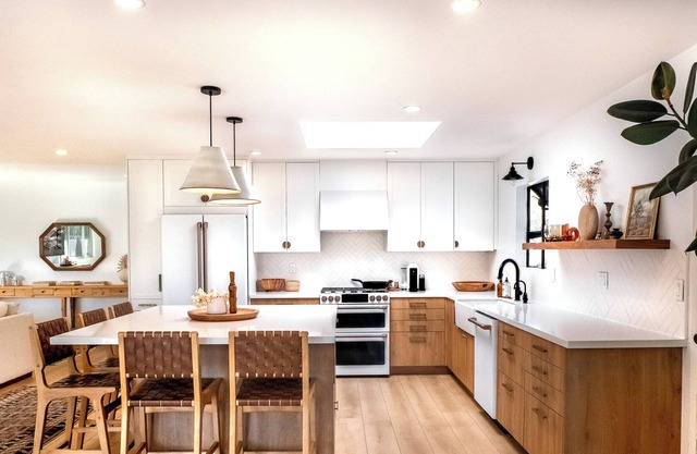 Designer Home by the Beach w/Fire Pit & 1/3 Acre