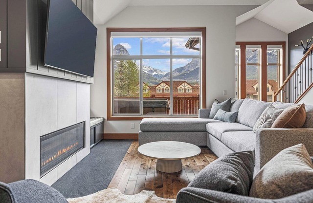 Designer Home, Private Hot Tub