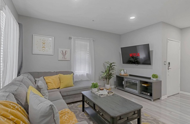 Designer LA Townhome Near Sofi/LAX