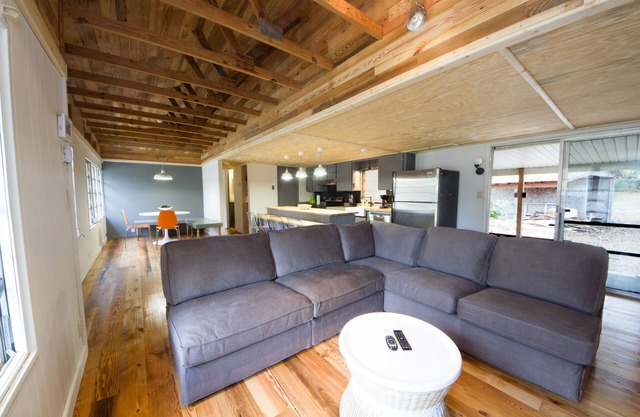 Designer Lake House - newly renovated