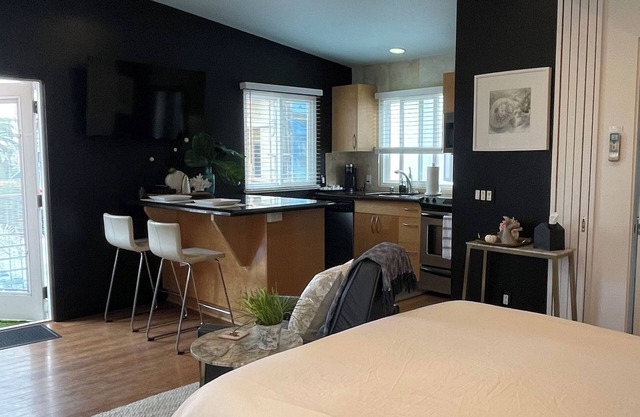 Designer oceanic oasis, 1house away from boardwalk, AC, Parking