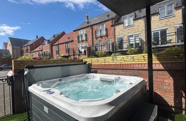 Designer Townhouse with Hot Tub, Balcony and Bronze Sculptures