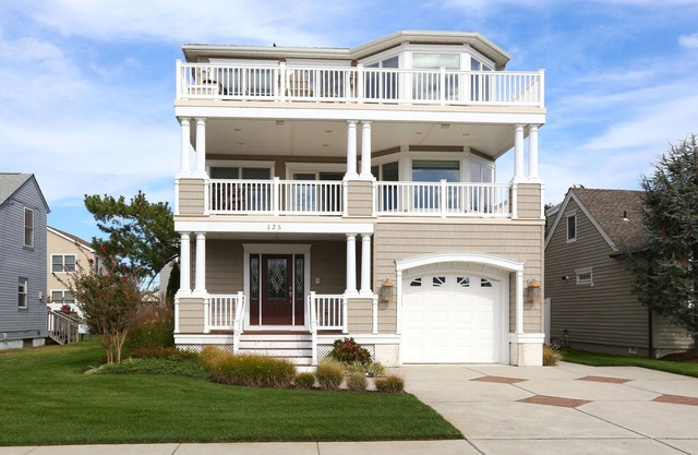 Desirable Beach Block Rental in the A-Zone, Elevator