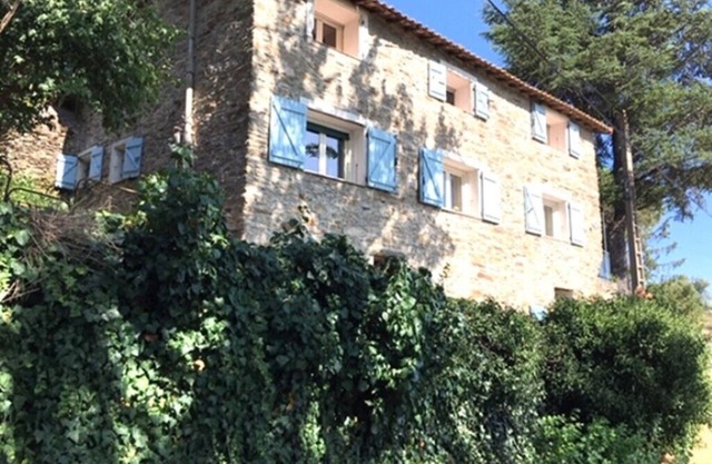 Detached characteristic French family house with swimming pool and beautiful view