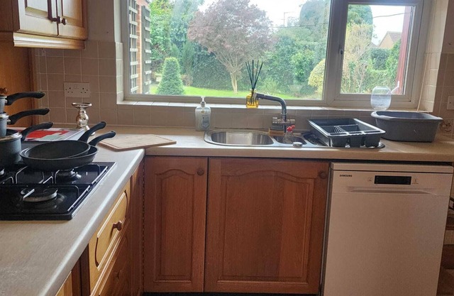 Detached 3 bedroom House ideal for families, parking, Near Harry Potter Studios