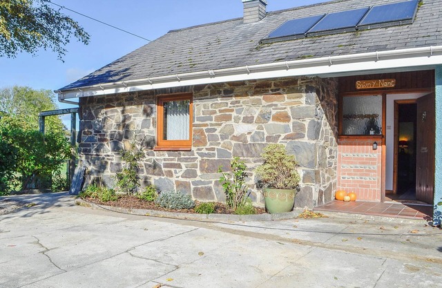 Detached bungalow in the heart of the Cambrian mountain range.