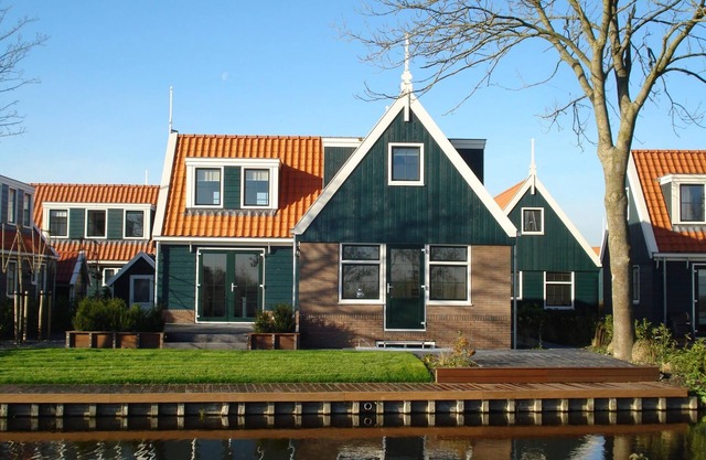 Detached bungalow with open-plan kitchen and 4 bedrooms