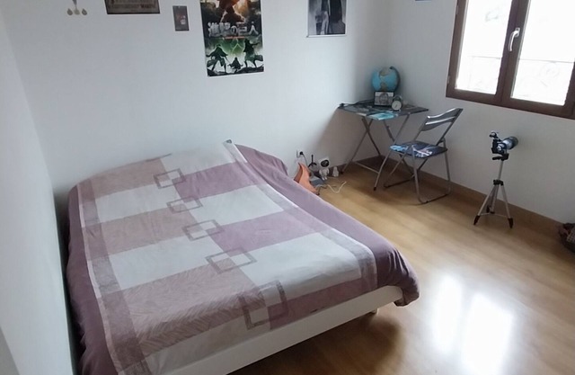 Detached house (120m²) with swimming pool, wood-burning stove, in quiet neighborhood.