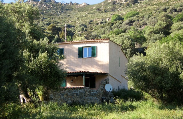 Detached house between sea and mountain