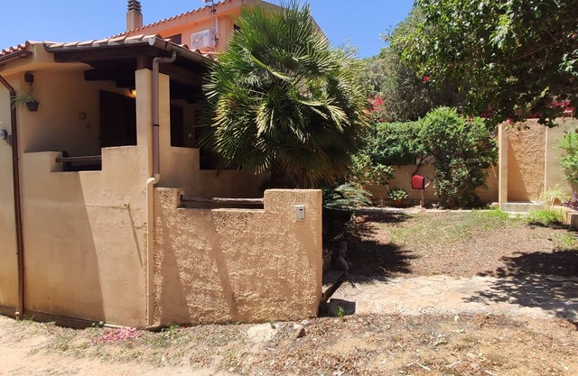 Detached house, on private property