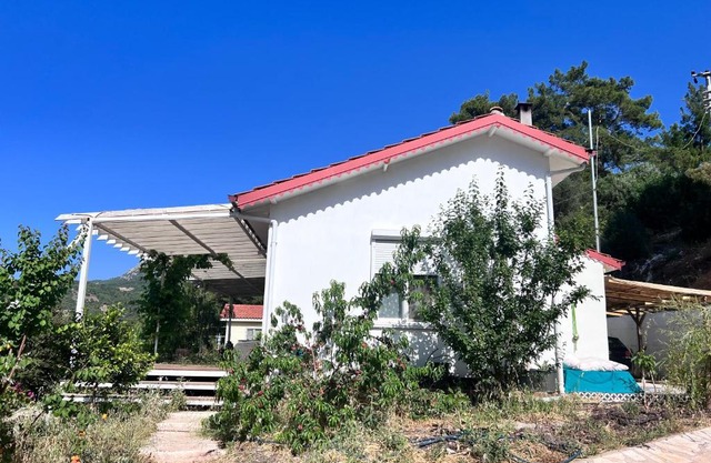 Detached house surrounded by fruit trees, very close to Olympos and Çıralı