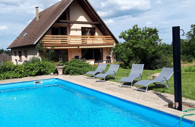 Detached house with swimming pool