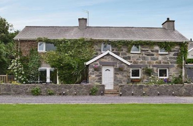 Detached large cottage with hot tub close to zip world and Snowdon