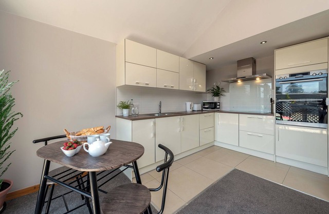 Detached Lodge with Hot Tub