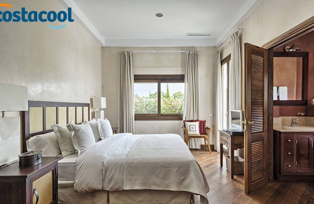 Detached luxury villa with private pool on golf course