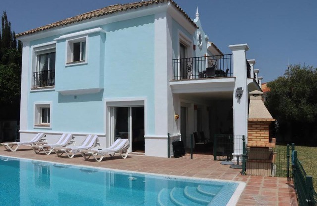 Detached Villa 4 bed Duquesa with Private infinity pool close to port and beach