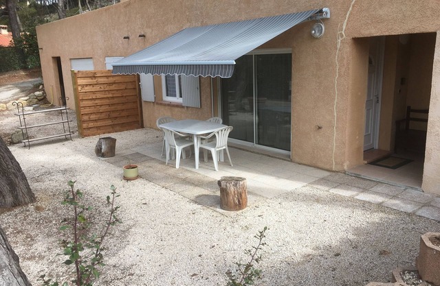 Detached villa for 6 in the pine forest near Aix