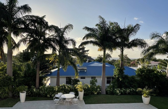 Detached villa, Holetown, private pool/garden near beach shops and restaurants