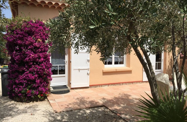 Detached villa in residential area, beach and shops nearby