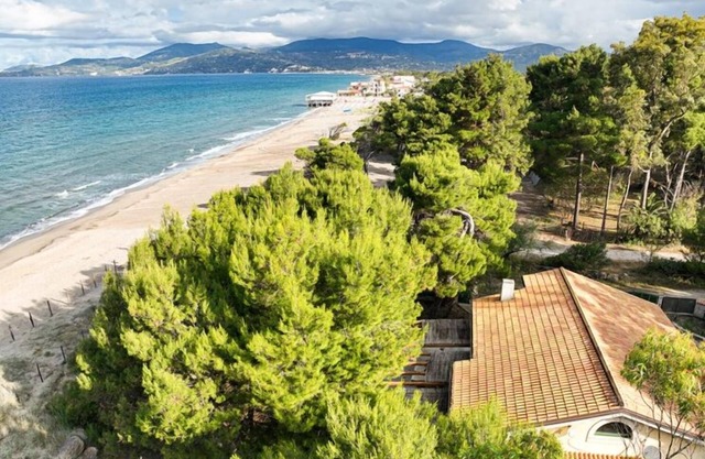 Detached villa with direct access to the beautiful beach of Ascea.