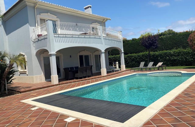 Detached villa with pool overlooking golf course, near Lagos centre, wifi.