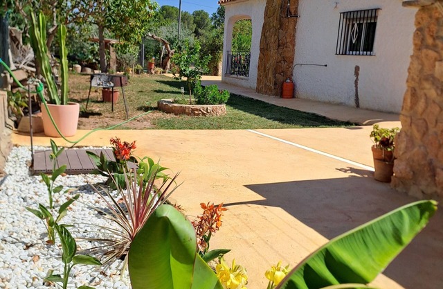 Detached villa with private swimming pool, quiet and family friendly area