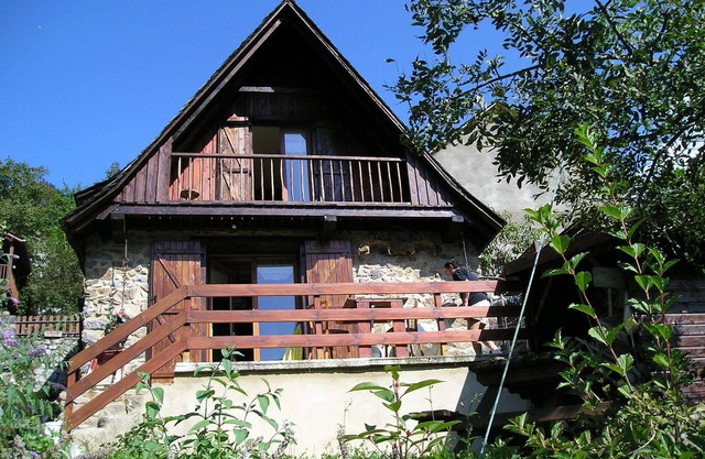 Detached village house 700 m alt south full with small garden