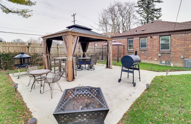 Detroit Retreat w/Gazebo, Fire Pits & Charcoal Grill