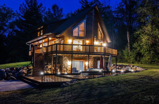DEVILS LAKE ESCAPE -NEW OWNERS! SLEEPS 12 -8 BEDS WALK TO THE PARK