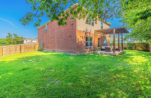 DFW Perfect Home with Garage Parking, Gated Yard,Business Amenities,Arcade game!