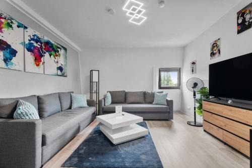 DG - Einfach aber sehr komfortabel - Wohnung für bis zu 12 Personen - Gruppen, Messe, Monteure, Studenten - Voll ausgestattet - 3 Smart-TV 55 Zoll Netflix, 1000 Mbit WLAN, voll ausgestattete Küche