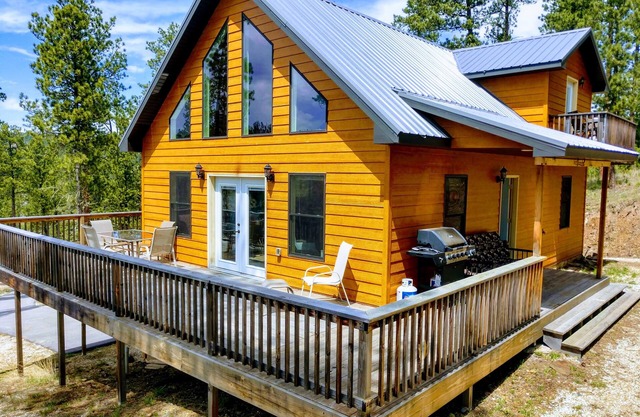 Diamond in the Pines: Peaceful 3 Acres, Expansive Deck, and Panoramic Views